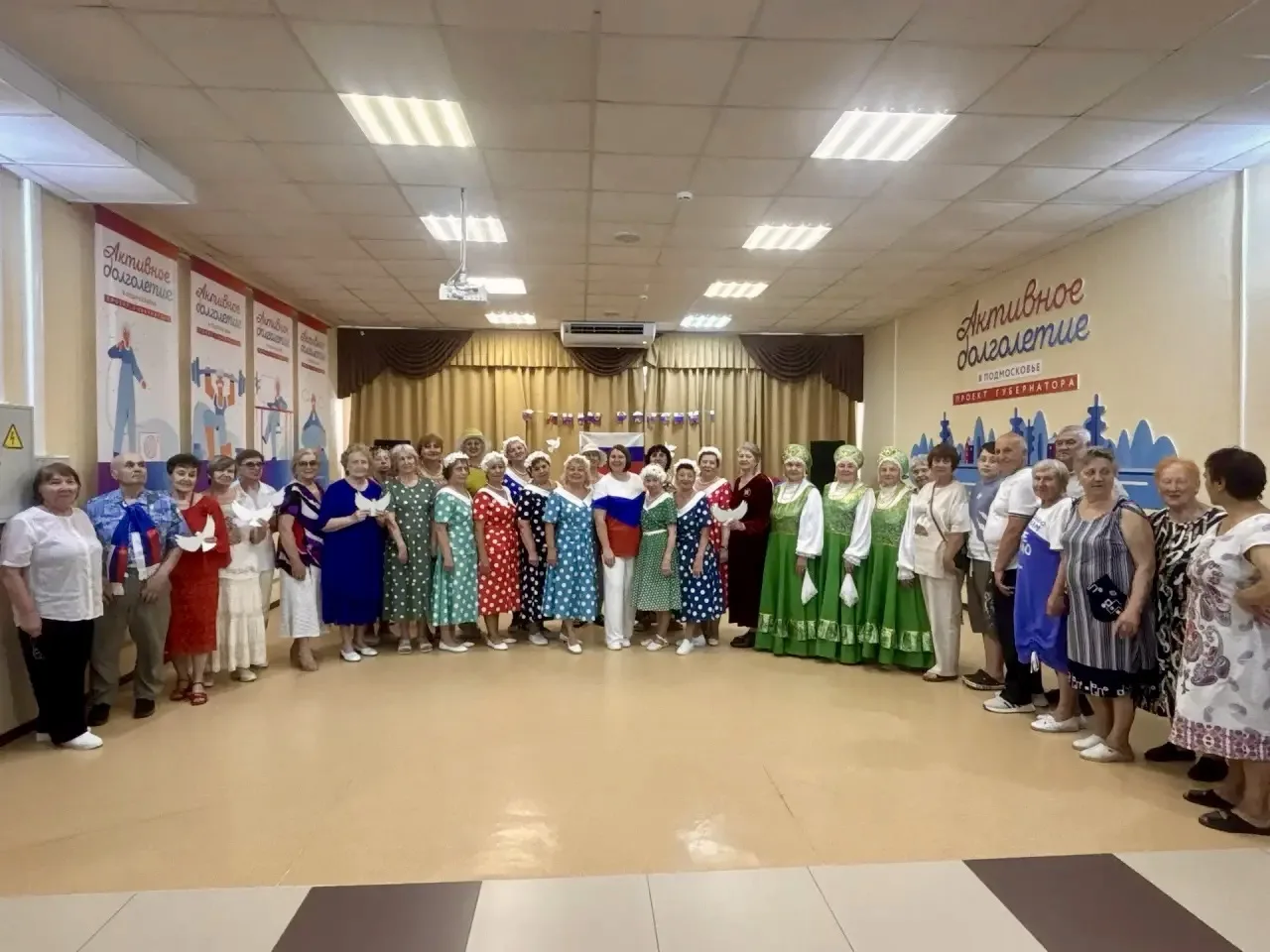 🇷🇺 В Озёрском клубе активного долголетия состоялся праздничный концерт, посвящённый Дню России. Ме