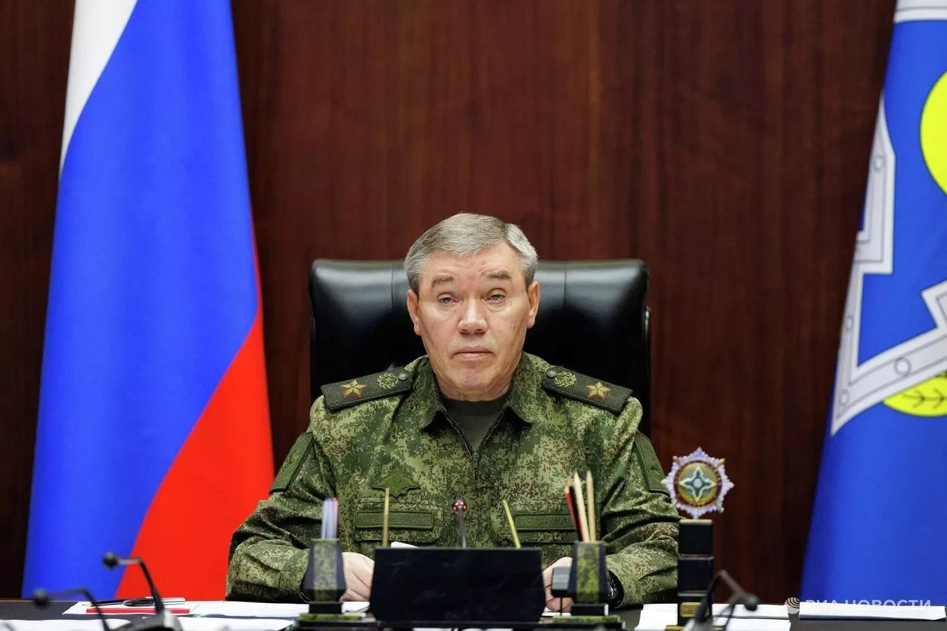Герасимов проверил группировку «Запад», а также заслушал доклады об обстановке и резуль...