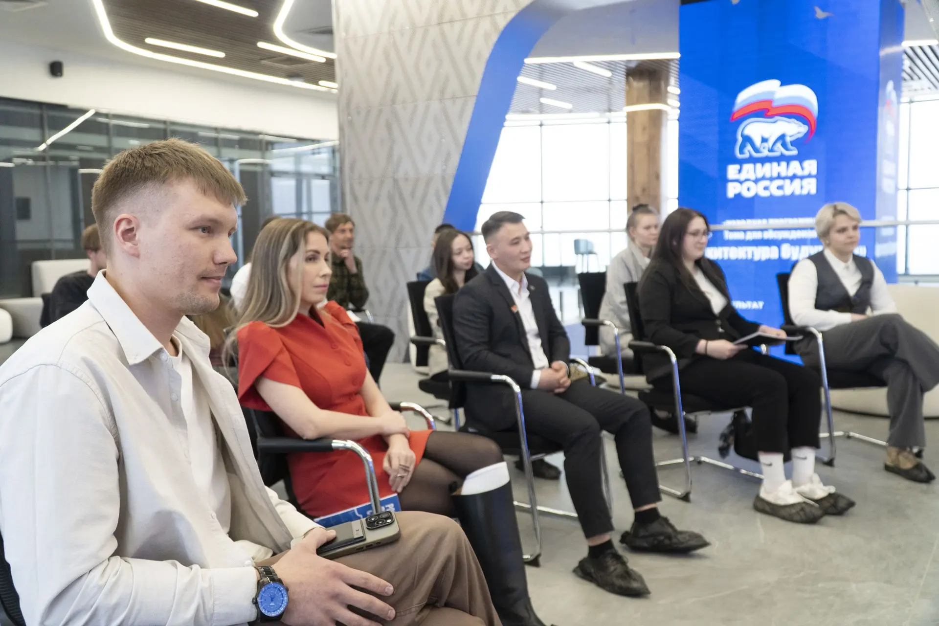 Молодёжь Колымы представила губернатору Сергею Носову инициативы по благоустройству, культуре и спор