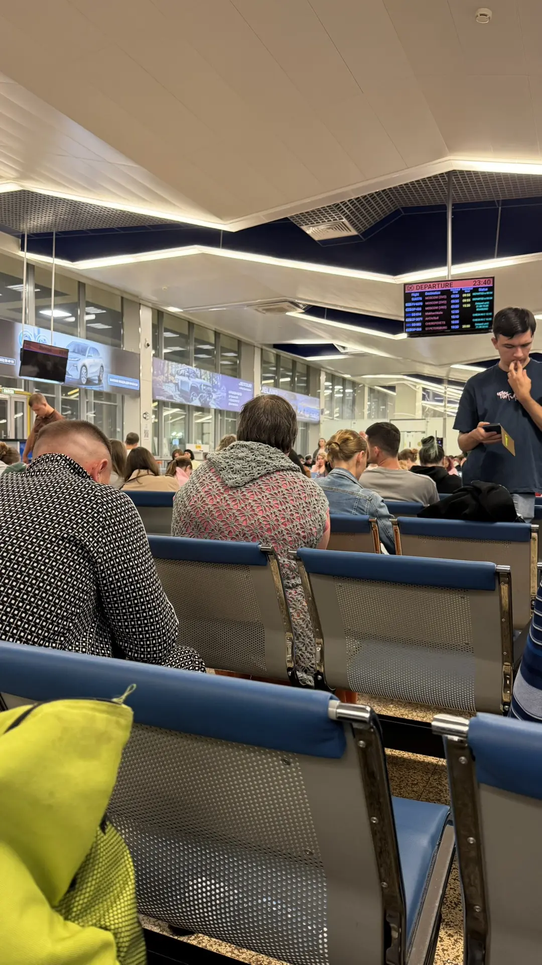 Во Внуково рейс улетел по расписанию, а в Шереметьево пока задержка на два часа. Сидим ...