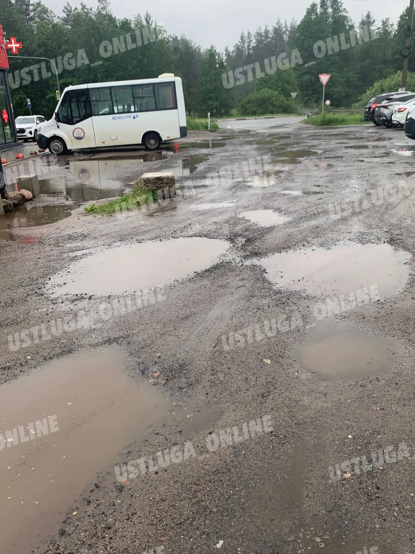 🤔В деревне Лужицы поворот с основной дороги к  магазину Магнит и в саму деревню Лужицы...