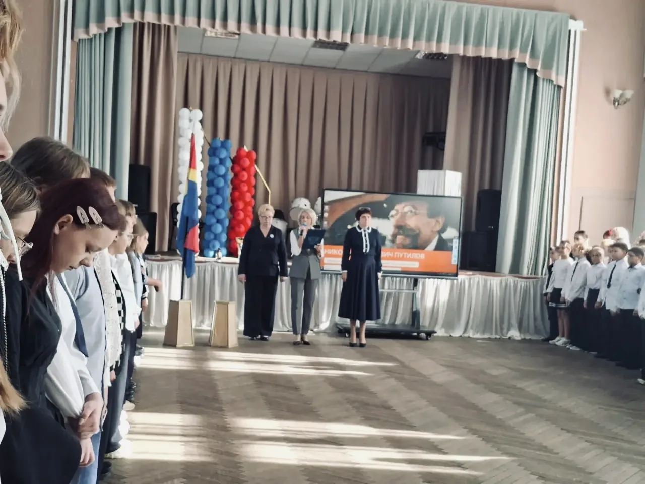 🎉 Первая традиционная линейка недели — и столько поводов для радости и предвкушения! 🎉