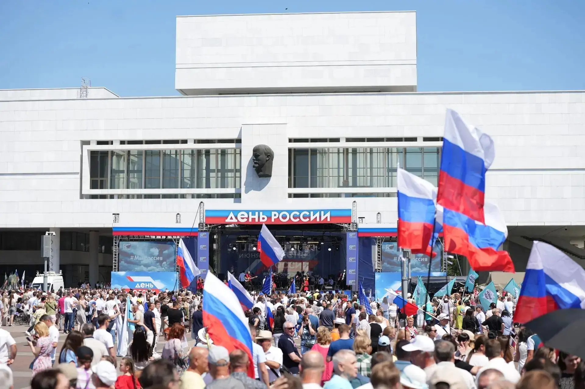 Дорогие ульяновцы! От всей души поздравляю вас с Днём России!