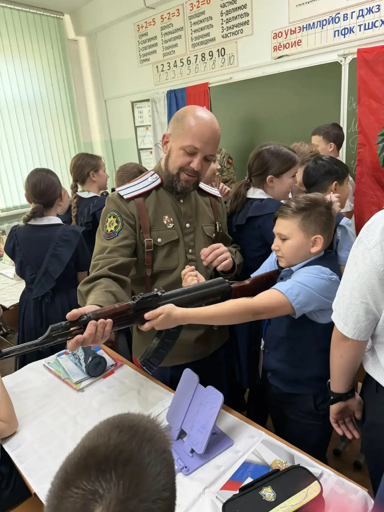 🎖️В день годовщины начала специальной военной операции к ребятам 4 «Д» класса пришли настоящие герои
