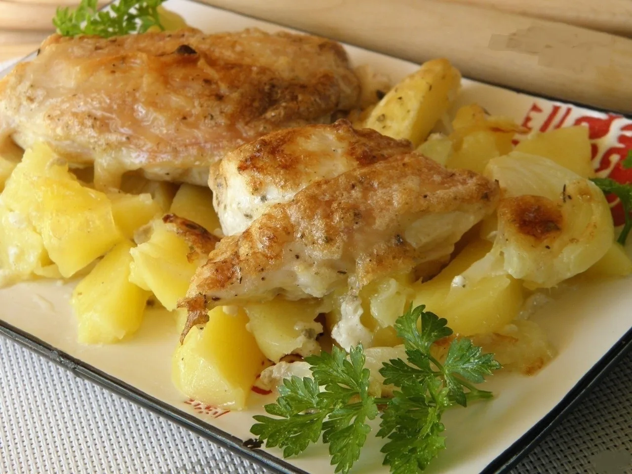 Картошка с курицей в духовке под соусом  Ингредиенты: Курица — 0,5 Штуки Картофель — 600 Грамм Лук —