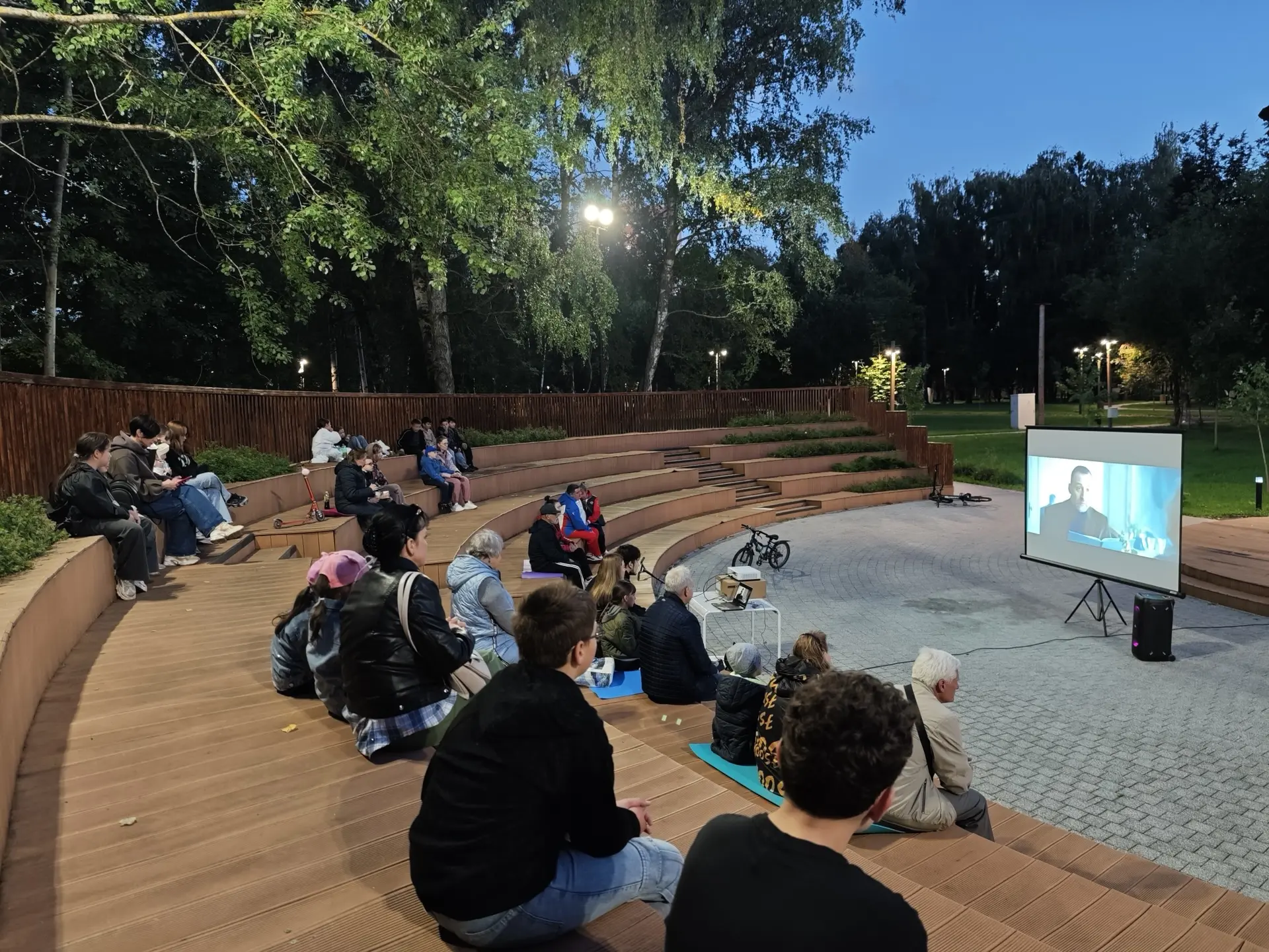 🎬 Прямо сейчас в амфитеатре Беличьего парка – кино под открытым небом.