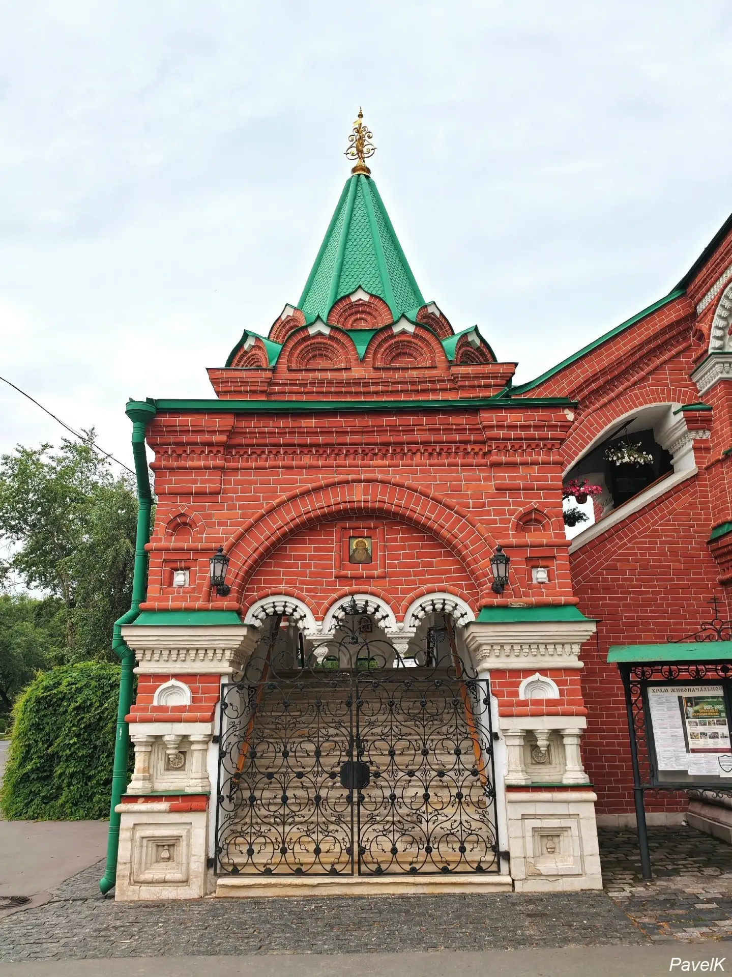 Крыльцо церкви Троицы Живоначальной в Останкино, Москва