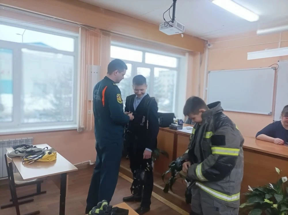 📅 2 марта в нашей гимназии состоялась увлекательная лекция сотрудников МЧС для учащихся 8 «А» и 8 «В