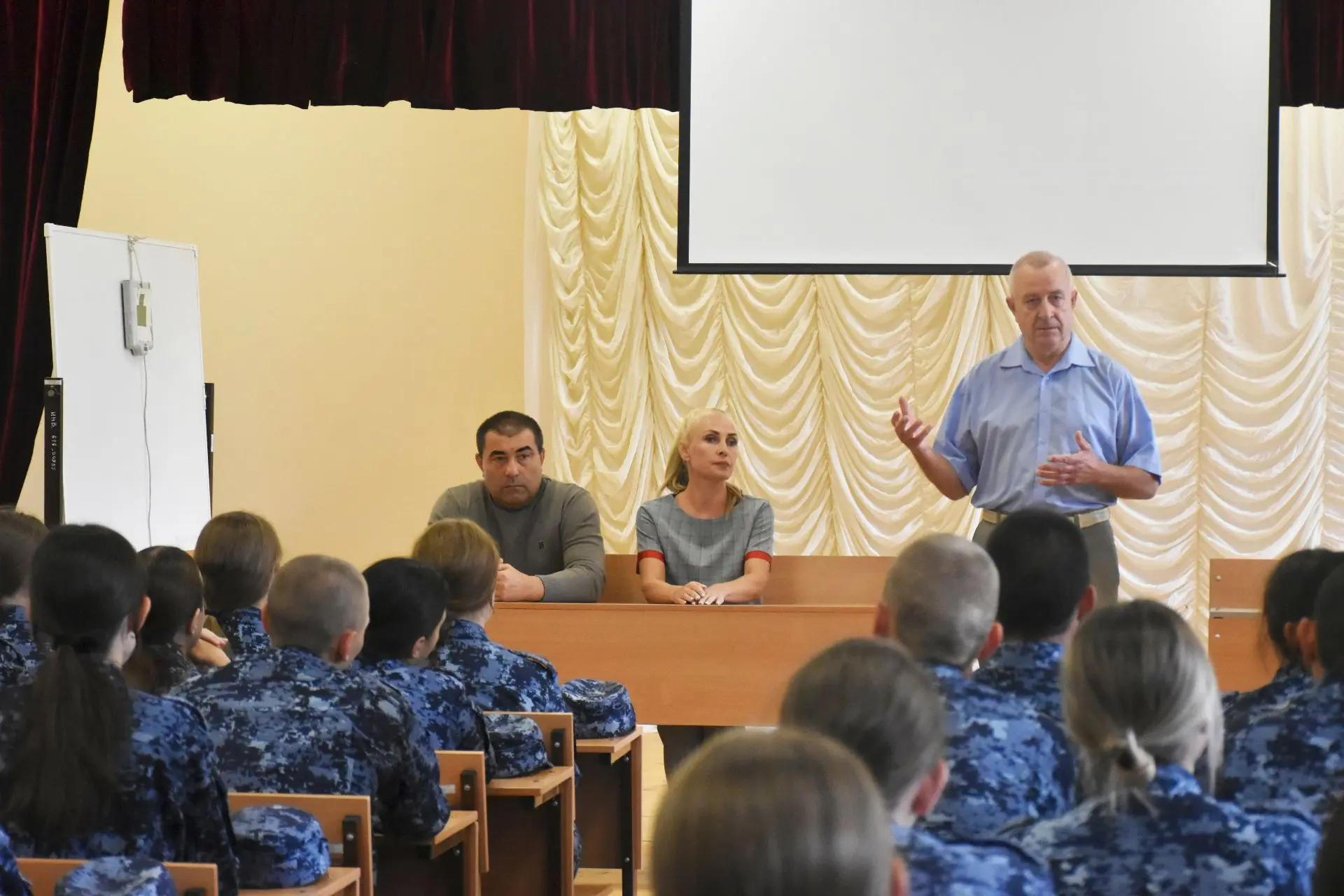 Рассказ умудрённых опытом людей о важном: с первокурсниками встретились ветераны института