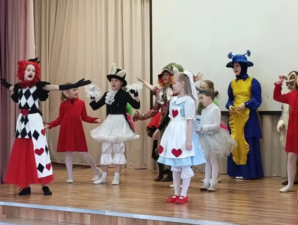 ШКОЛЬНЫЕ СПЕКТАКЛИ🎭  💥 Сегодня для учеников начальной школы детская театральная студия «Соколики»пре
