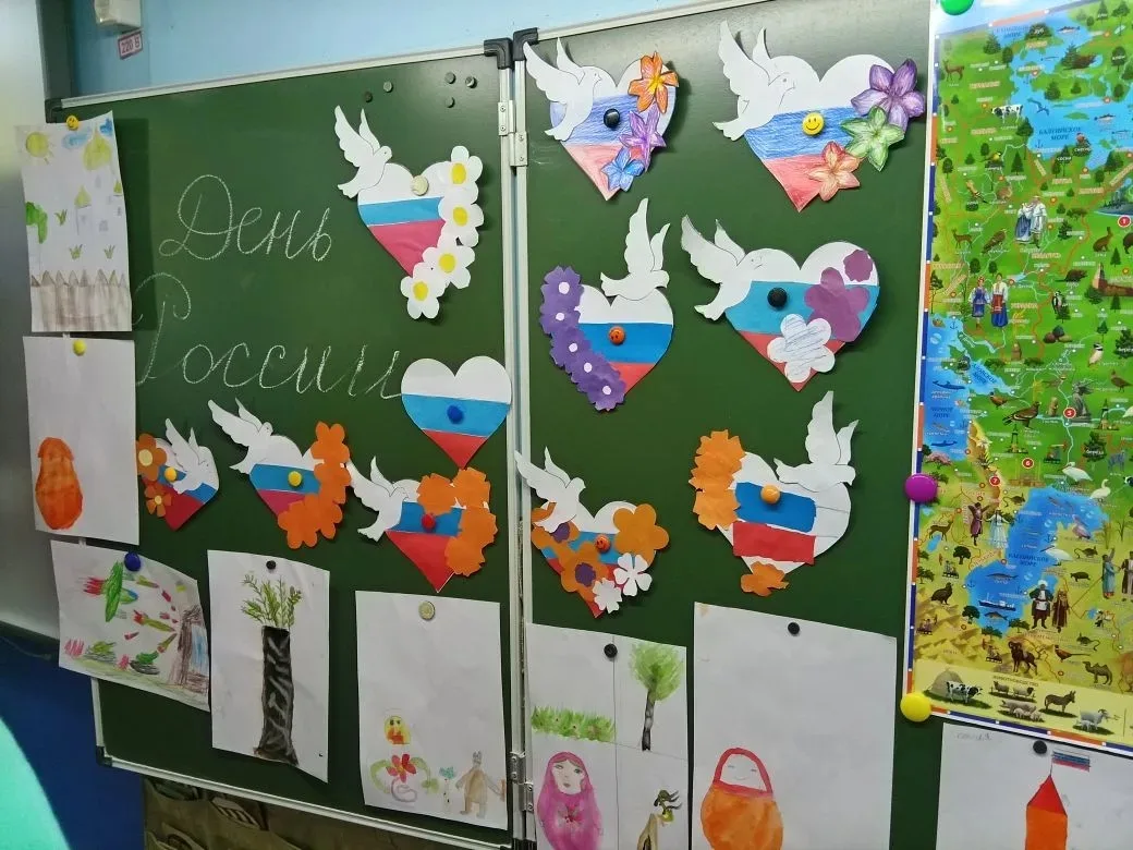 🇷🇺 День России в нашем лагере: творчество, игры и патриотизм!

Девятый день в пришкольном лагере б
