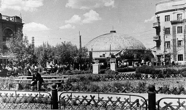 Узнали место? Что сейчас на месте этого сквера?