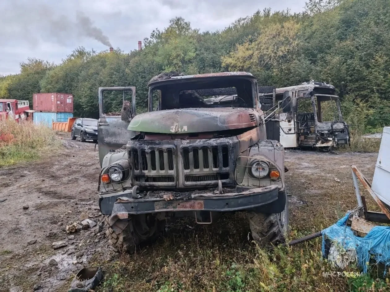 В Магадане сгорели два брошенных автомобиля на улице Речной