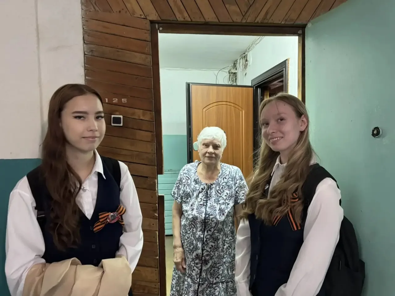 В преддверии Дня Победы учащиеся и учителя нашей школы поздравили ветеранов ВОВ-детей войны и тружен
