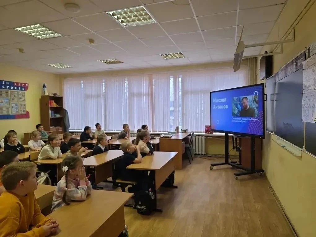 ⚡️📝РАЗГОВОРЫ О ВАЖНОМ  🇷🇺 Утро понедельника в школах Каширы традиционно началось с торжественной лин