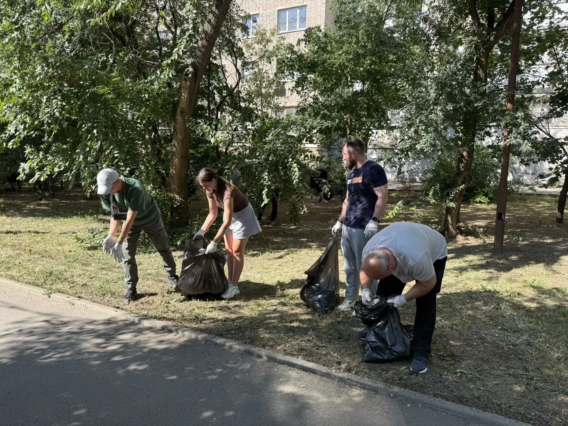 В Ростове состоялся общегородской субботник.