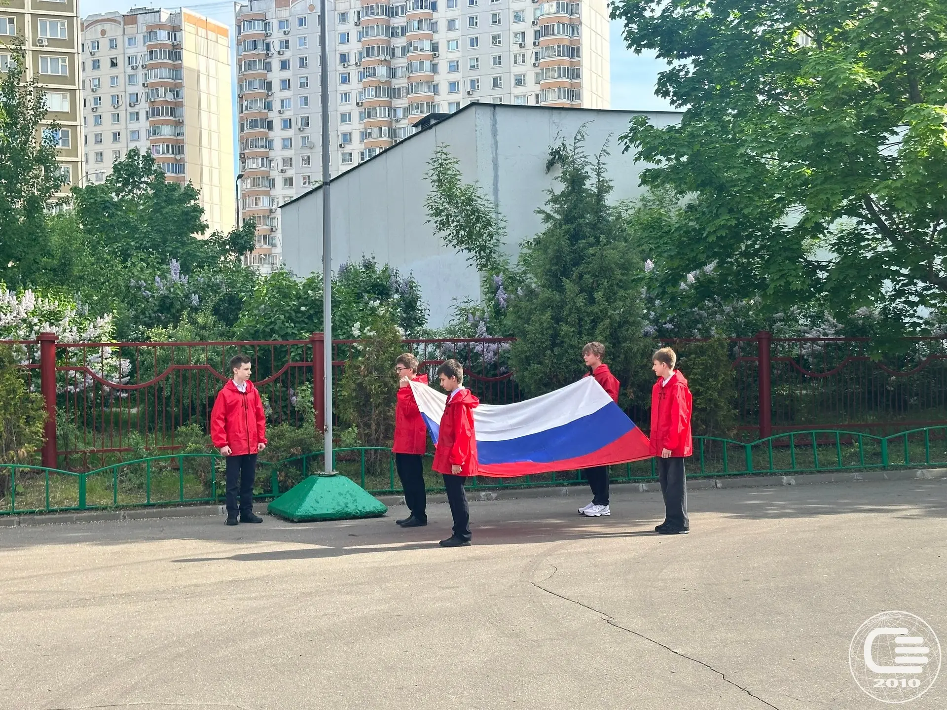 🇷🇺 Каждый понедельник в нашей школе начинается с главных символов страны: флага и гимна России.  ❤️ 