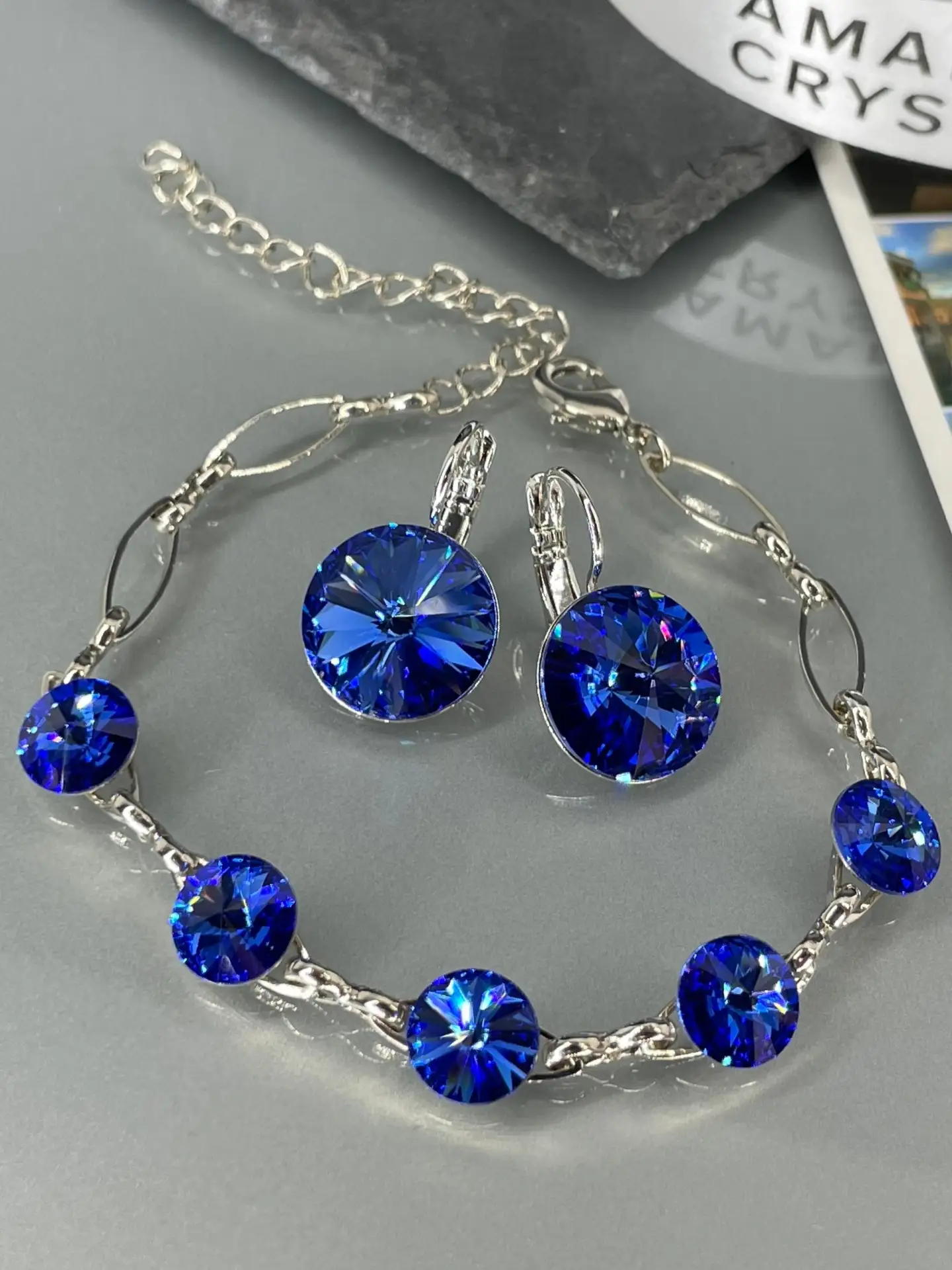 Холодный блеск и блестящий стиль в одном комплекте с кристаллами Swarovski в глубоком с...