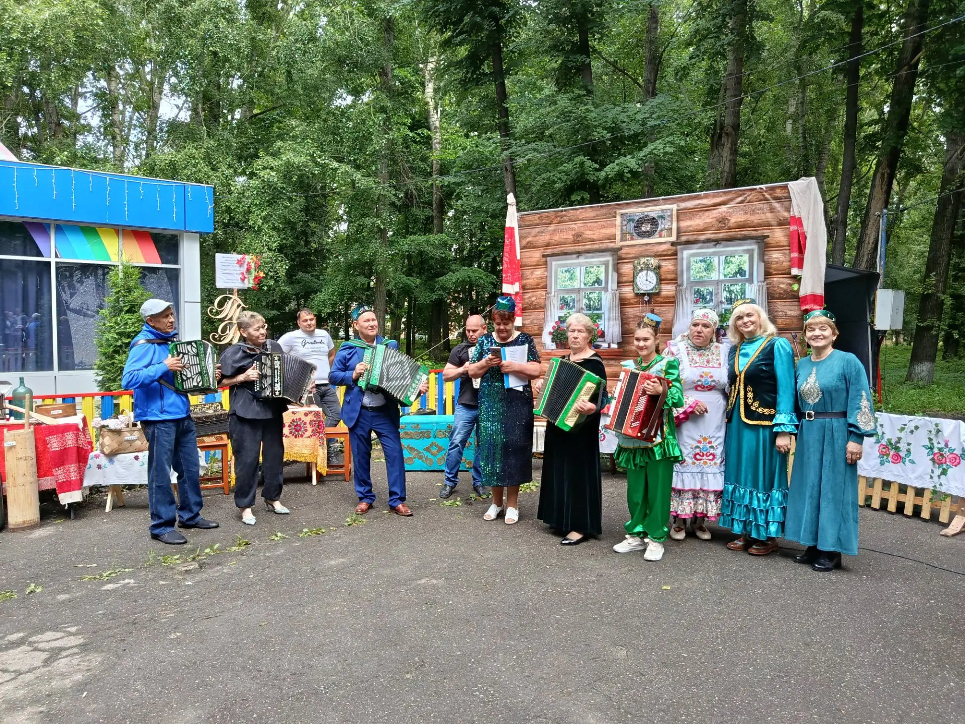 Ульяновскиның Засвияжье районы Сабан туенда "Уйнагыз гармуннар" мәйданчыгында көне бу моңлы көйләреб