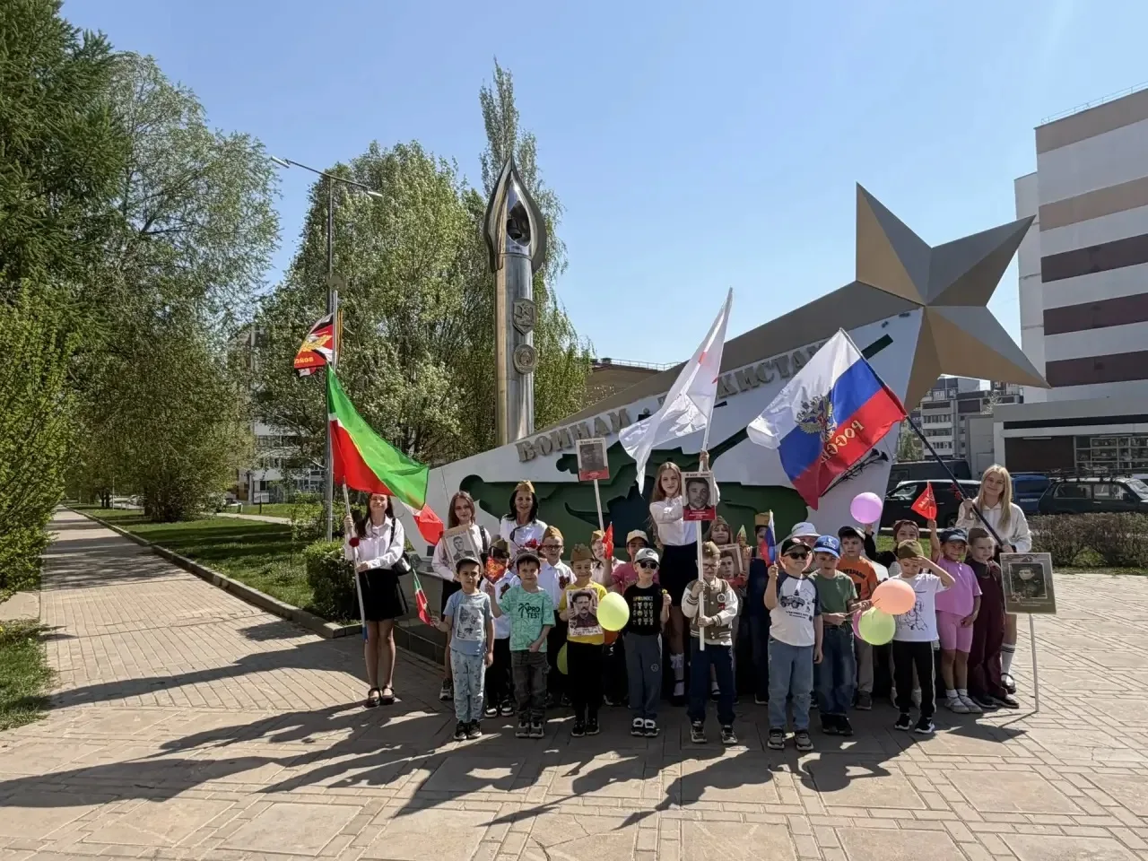Память в наших сердцах! ✨🎗️  Активисты «Движения Первых» нашей школы и воспитанники детского сада № 