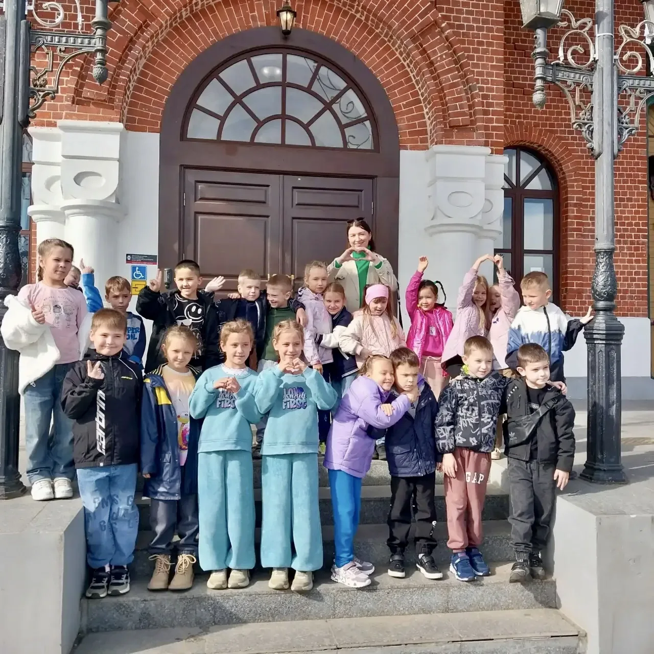 Сентябрь для наших первоклассников начался с настоящего чуда! Ребята из 1а класса во гл...