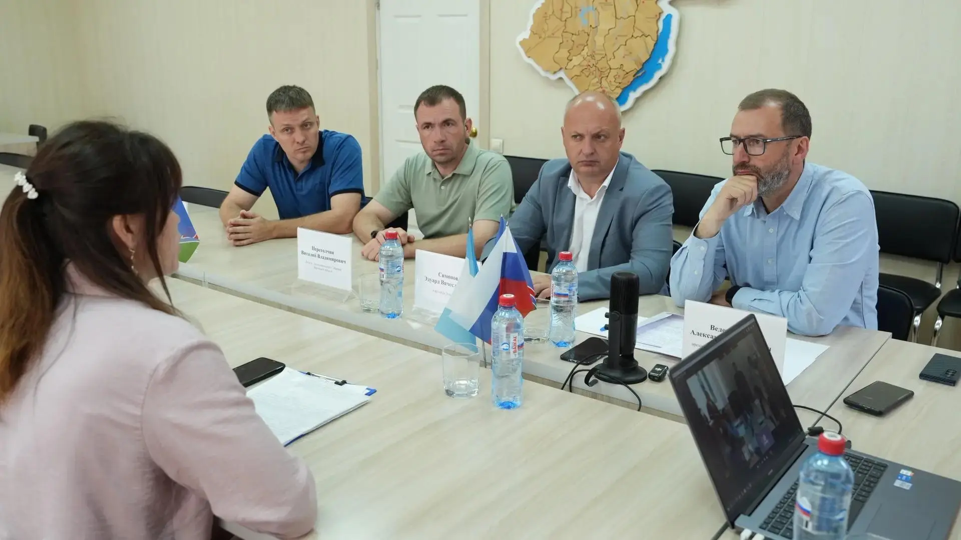 Александр Ведерников провел прием граждан в Усть-Илимске. Мероприятие состоялось в рамк...