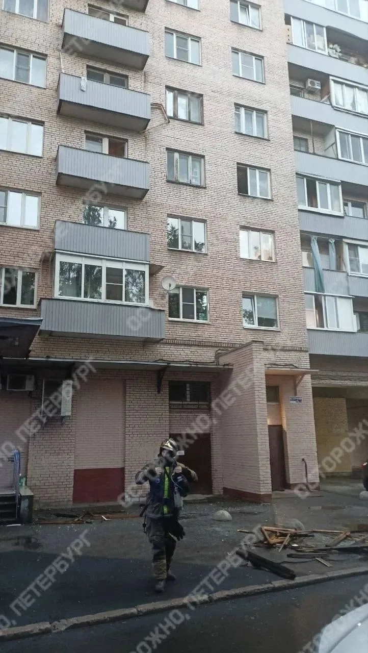 В Красносельском районе в доме ураганным ветром вынесло окно.