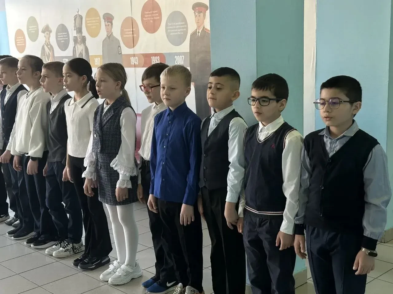 🇷🇺 Утро понедельника: Церемония поднятия флага в Школе 536  🙌 Сегодня, как и положено по традиции, у