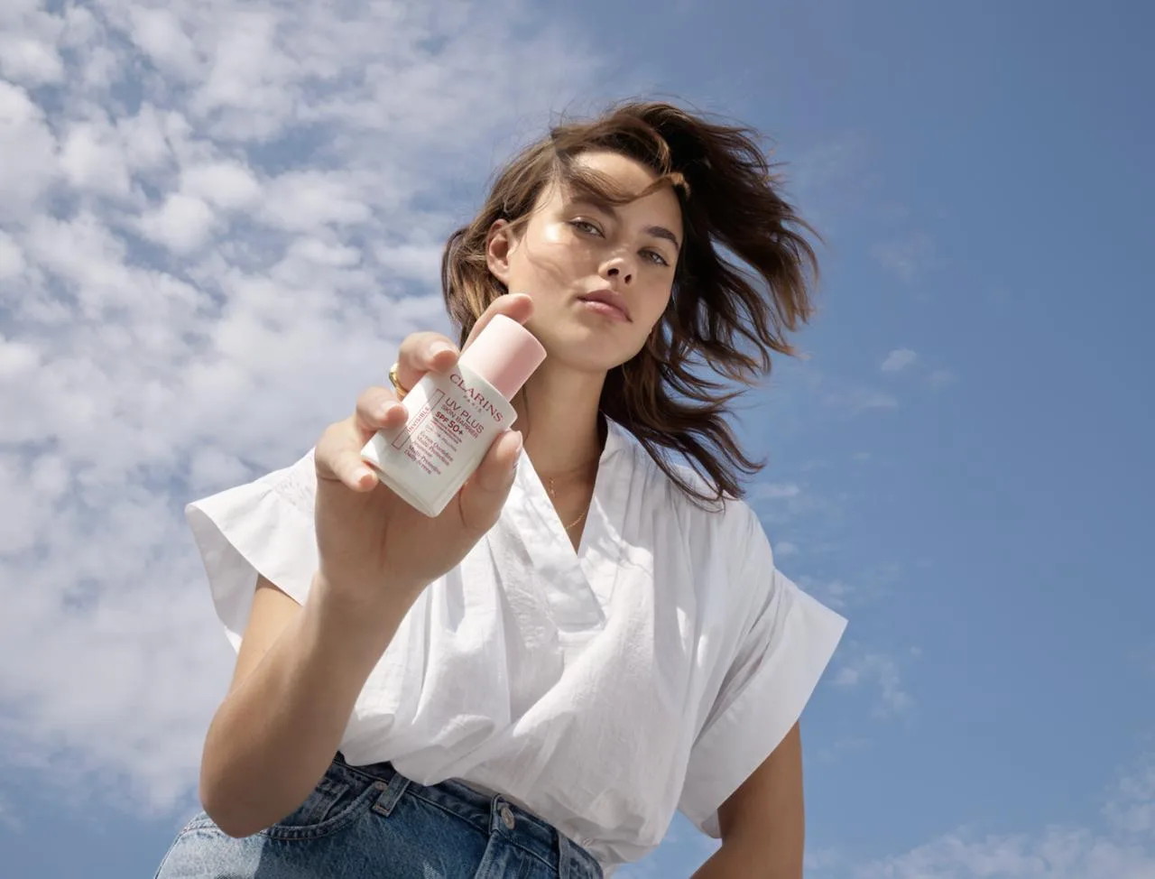 Бестселлеры отпускной косметички 
CLARINS UV Plus SPF50+ — легкий флюид для ежедневной защиты от UV-