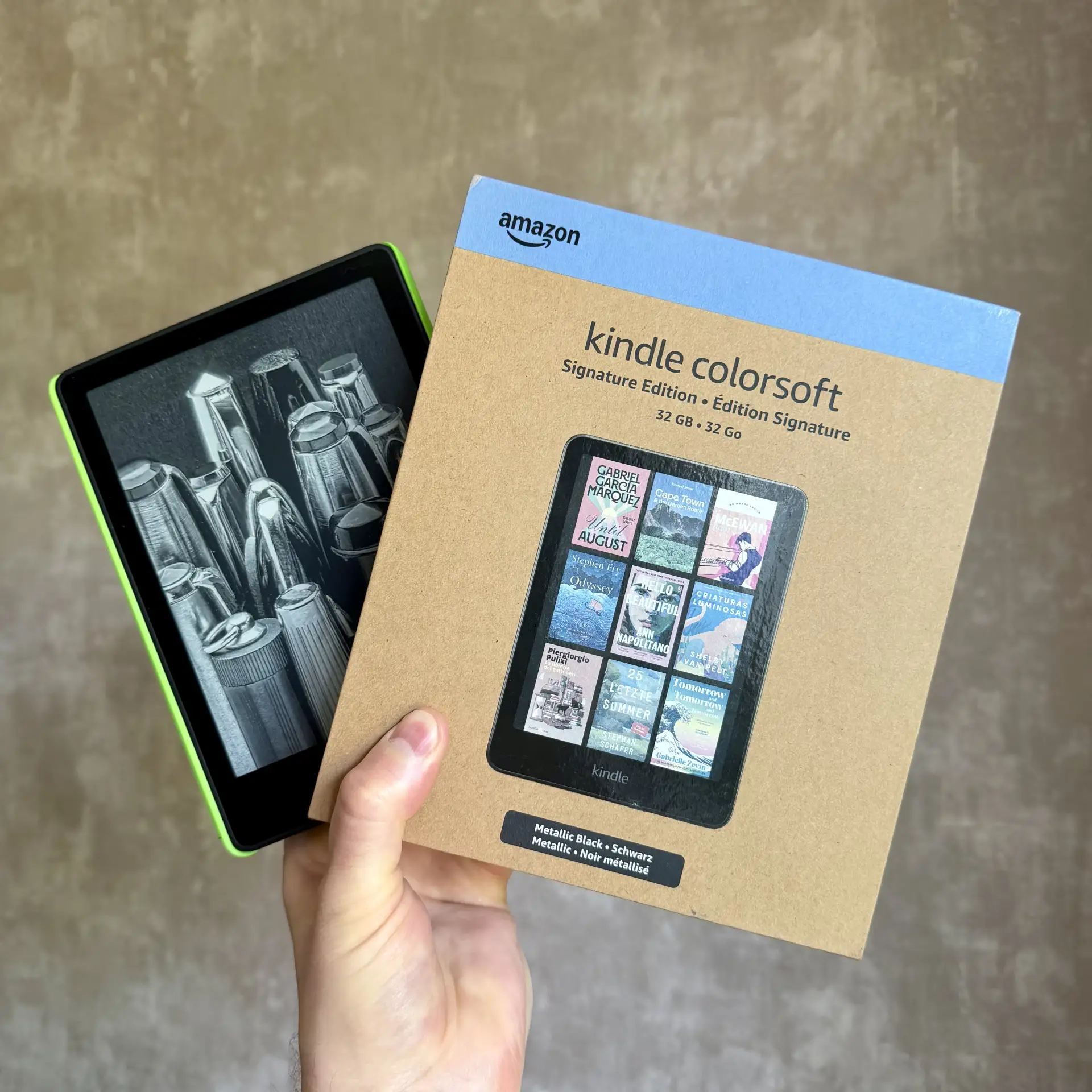 Долго думал, стоит ли сравнивать новую цветную версию Amazon Kindle с моим чёрно‑белым ...