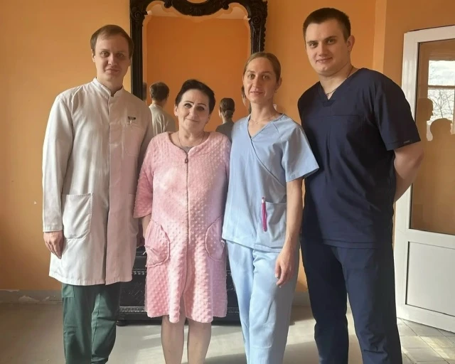На фото довольная пациентка и бригада врачей хирургического отделения №2 клинической больницы им. Се