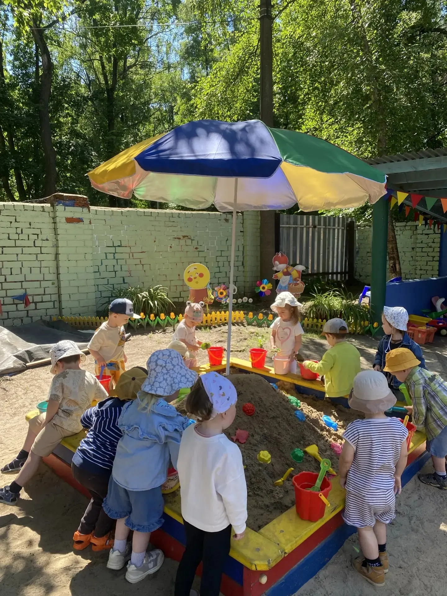 Прогулки летом с малышами 1 младшей группы проходят очень увлекательно и разнообразно. Наши детки об