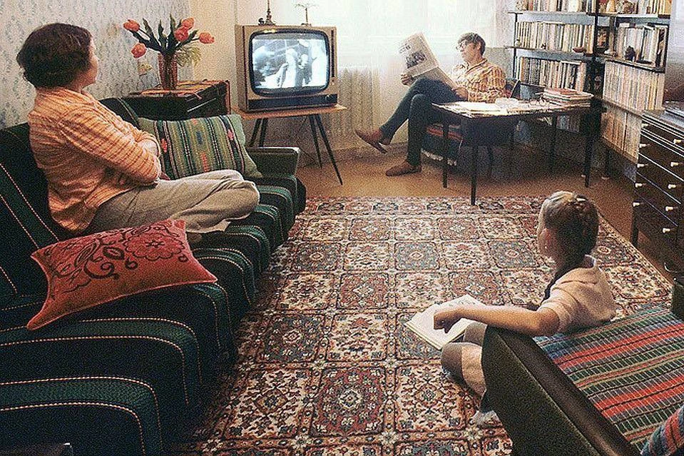 Выходной день, советская семья дома.