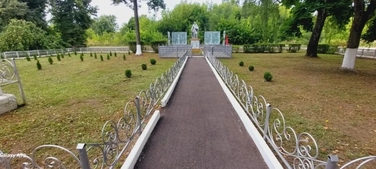 В рамках школьной акции «Патруль памяти» провели уборку закрепленных памятников и захор...