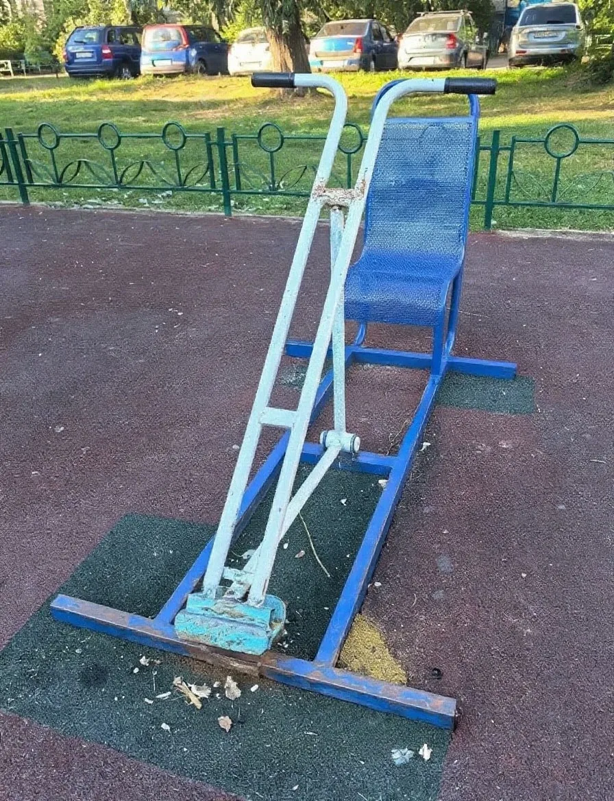 Здравствуйте ! Во дворе дома по адресу ул. Октябрьской Революции, 338 есть детская площ...