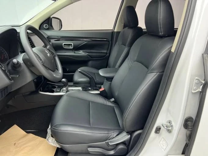 🌟Mitsubishi Outlander — среднеразмерный кроссовер, выпускаемый японской корпорацией Mitsubishi с 200