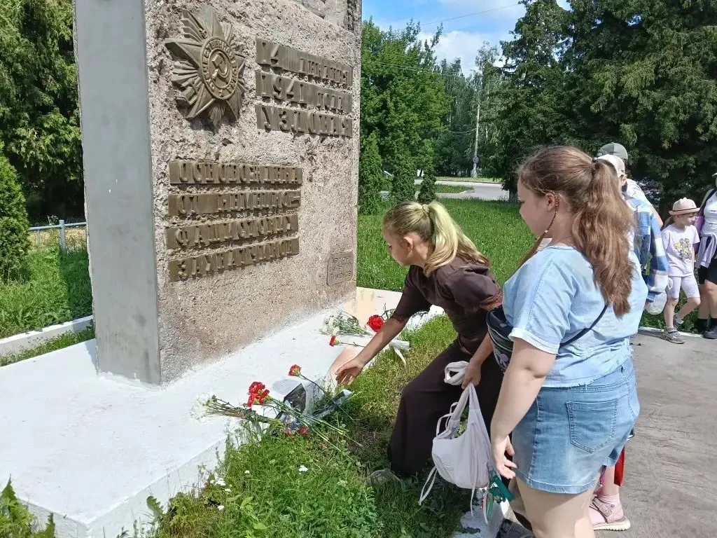 Участники пришкольного лагеря приняли участие в торжественном возложении цветов к мемор...