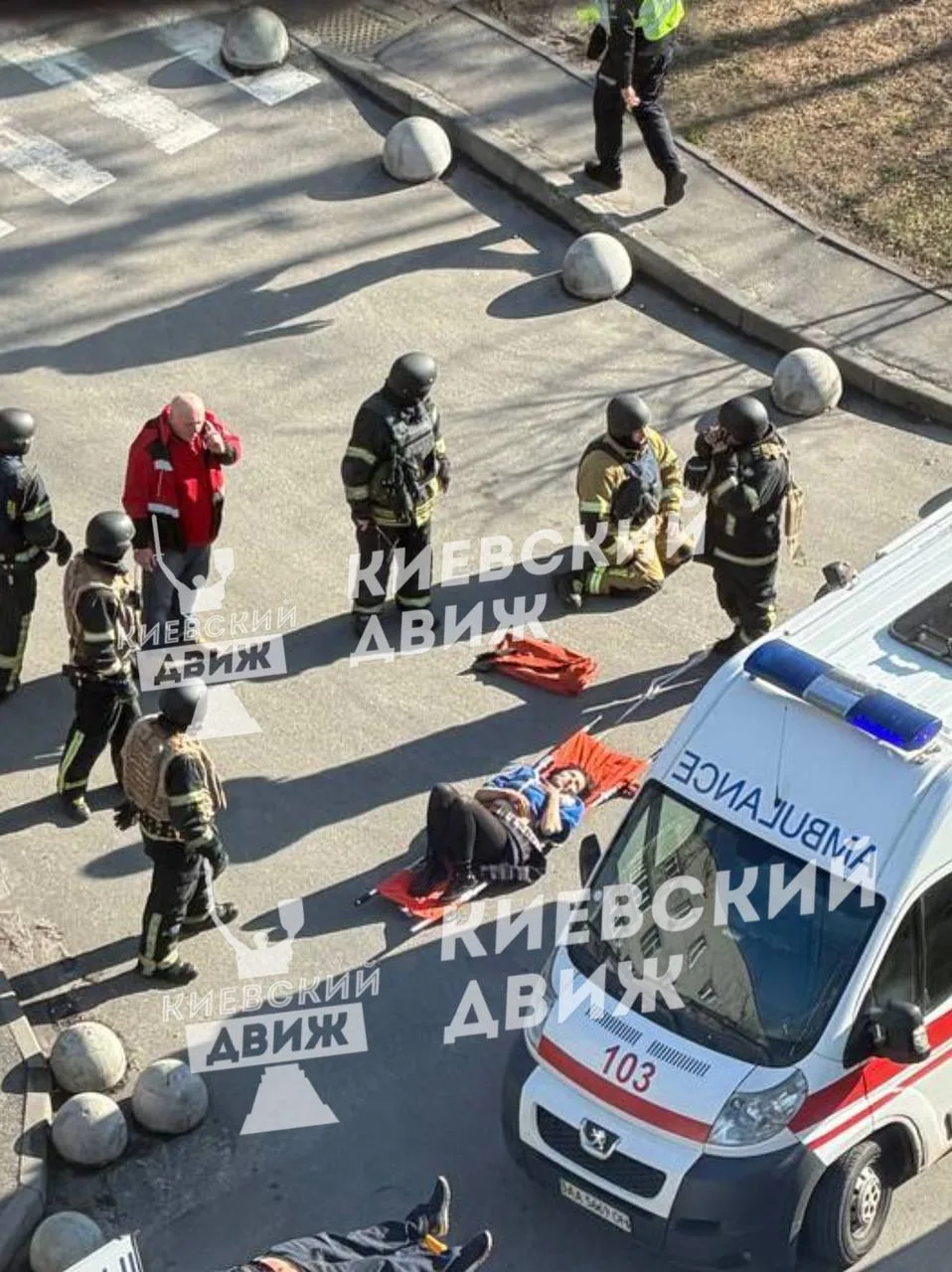 В Киеве мужчина лет 60-ти ходил по улице и расстреливал людей из карабина.