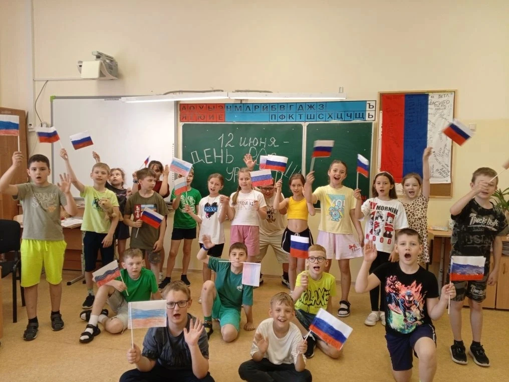 🇷🇺 С Днём России! В ДОЛ «Бригантина» сегодня царит дух патриотизма!

Сегодня для наших ребят мы пр