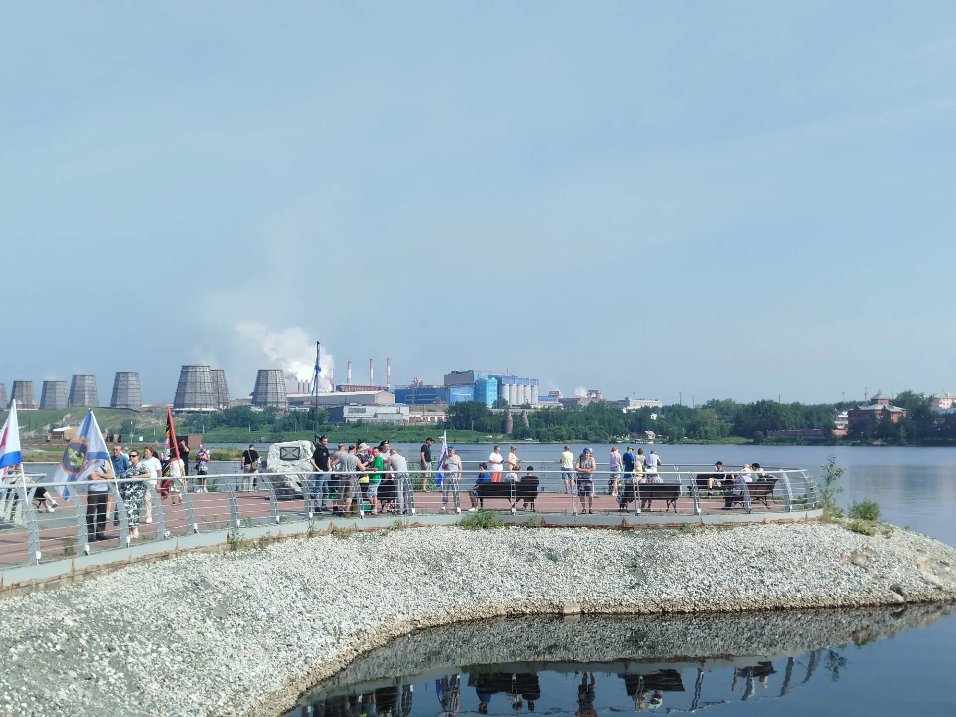Грандиозный праздник проводится сегодня в Заречном районе города - 330-летие со дня основания Военно