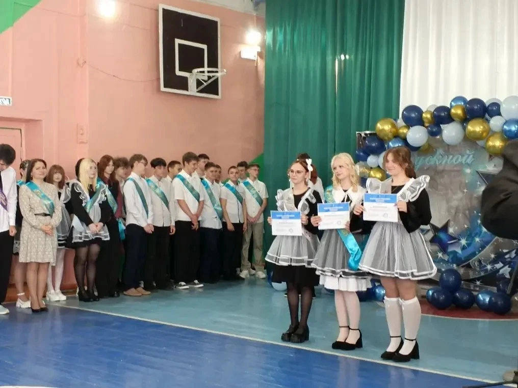 🎶 «И снова вальс, и снова гитара звучит…»