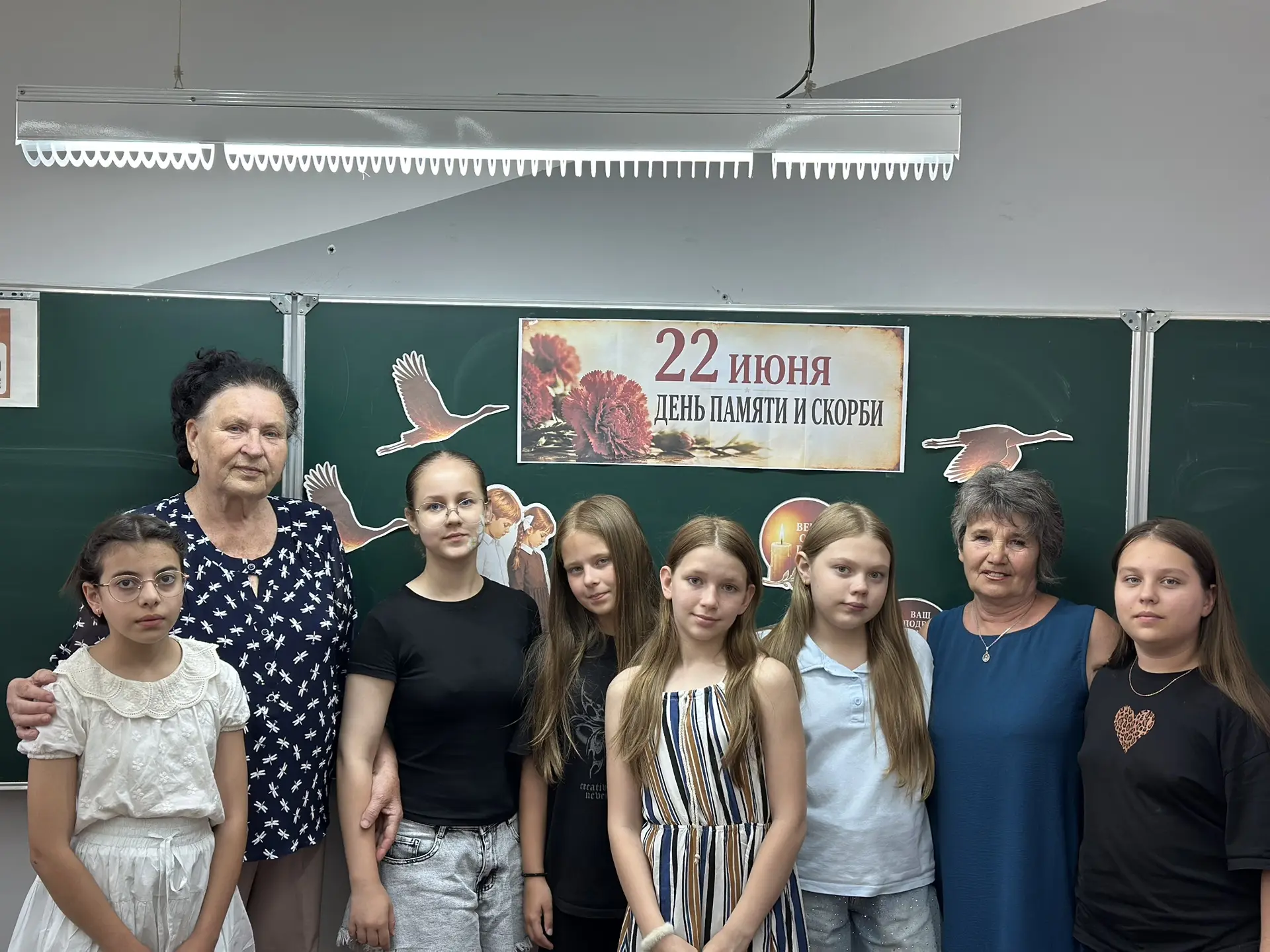 📜 В преддверии Дня памяти и скорби в школьном лагере состоялся памятный час, посвящённый началу Вел