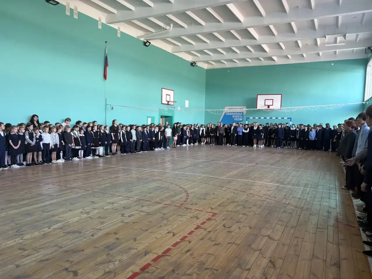 Новая учебная неделя в нашей школе традиционно началась с торжественной церемонии подня...
