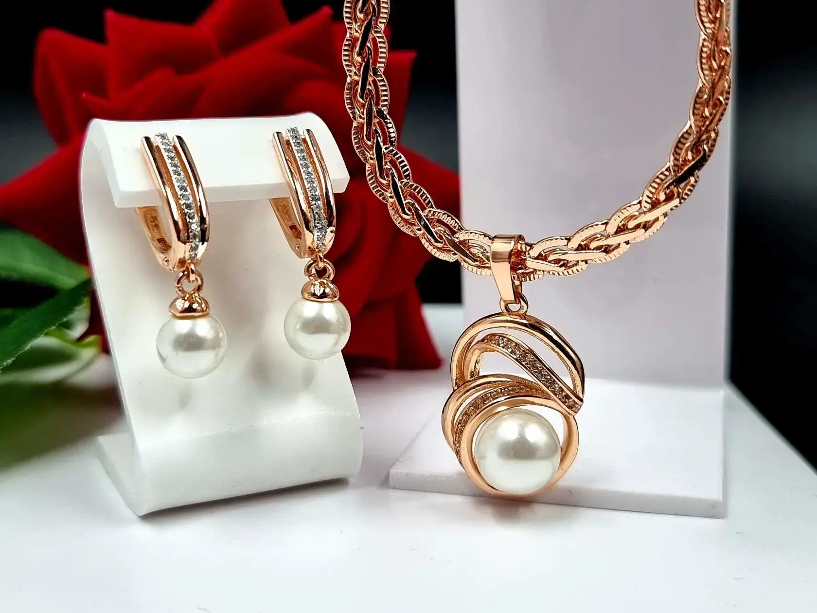 серьги 1399р кулон 985 р
цепь 45 50 60 см 1799р

Цвет 585 пр 

От воды украшения не окисляются !

КА