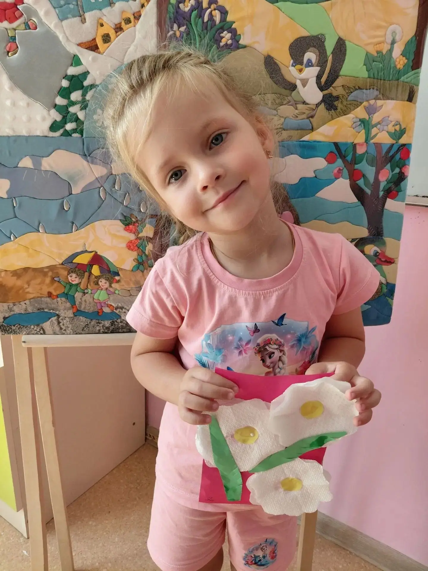 К дню семьи, любви и верности ребята из группы " Звездочки"  подготовили открытки с ромашками!