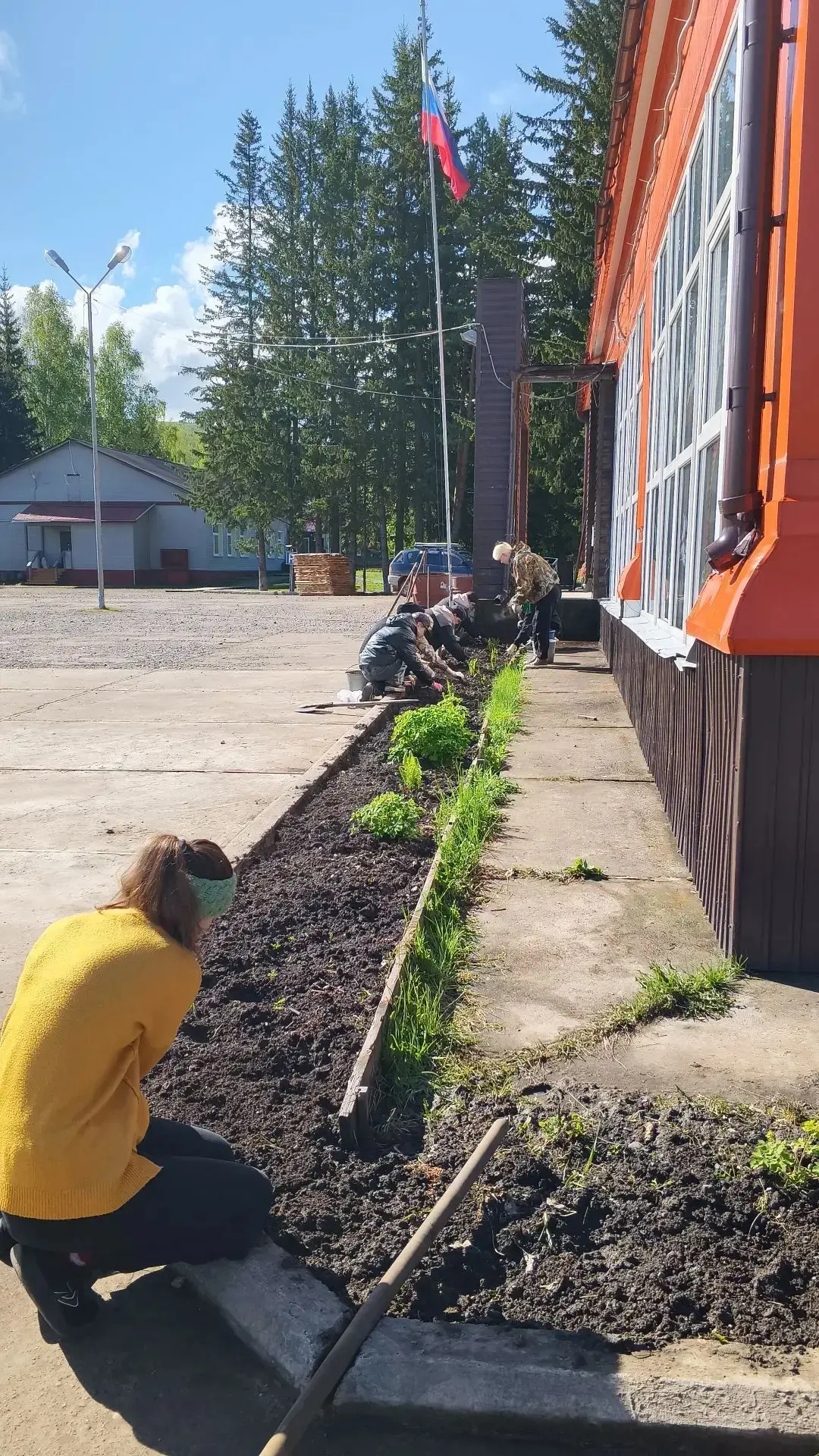 🛠 Школьная трудовая бригада в деле!