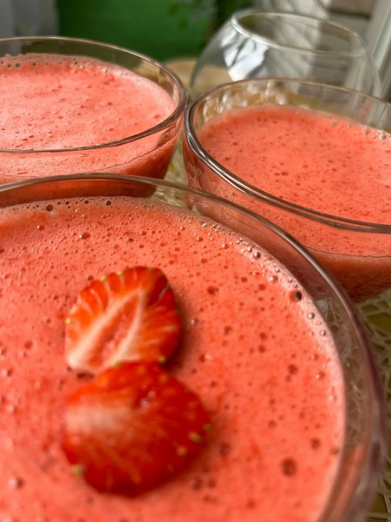 КЛУБНИЧНОЕ ЖЕЛЕ 🍓

Ингредиенты:
Клубникка - 500 гр.
Сахар - 150 гр.
Желатин - гр.
Сок лимона - 1 ст