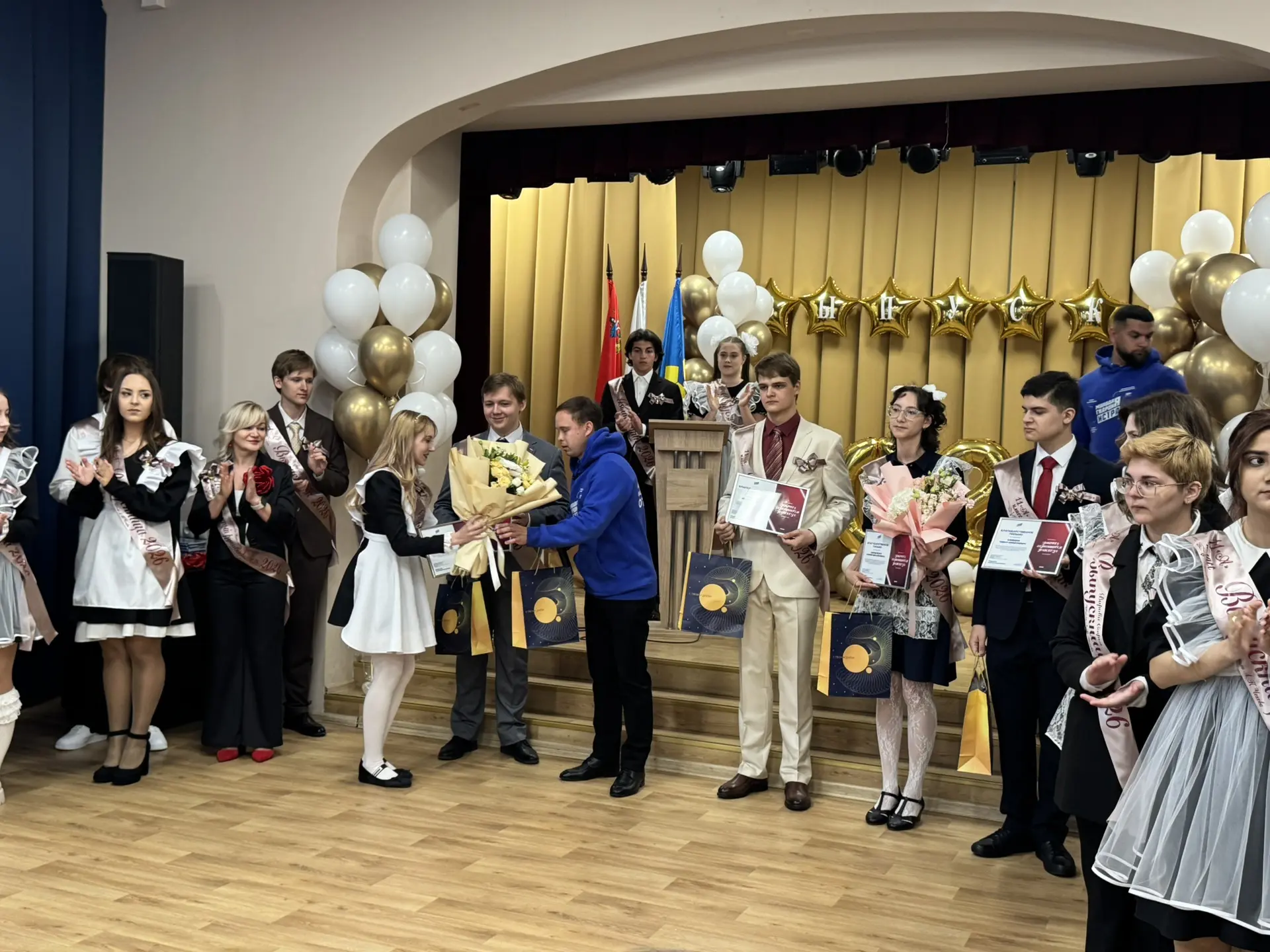 Вот и прозвенел последний звонок для выпускников 11-го «А» класса МОУ «СОШ  имени А. П.Чехова», симв