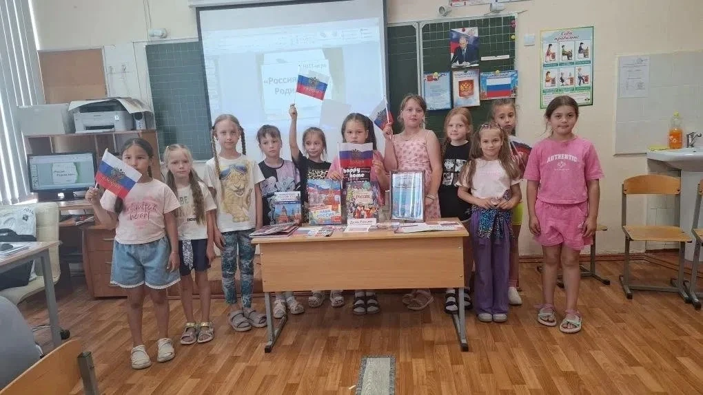 📚☀️ Каникулы с пользой: как библиотекари поздравили «Солнышко» с Днём России!

Сегодня в летнем лаг