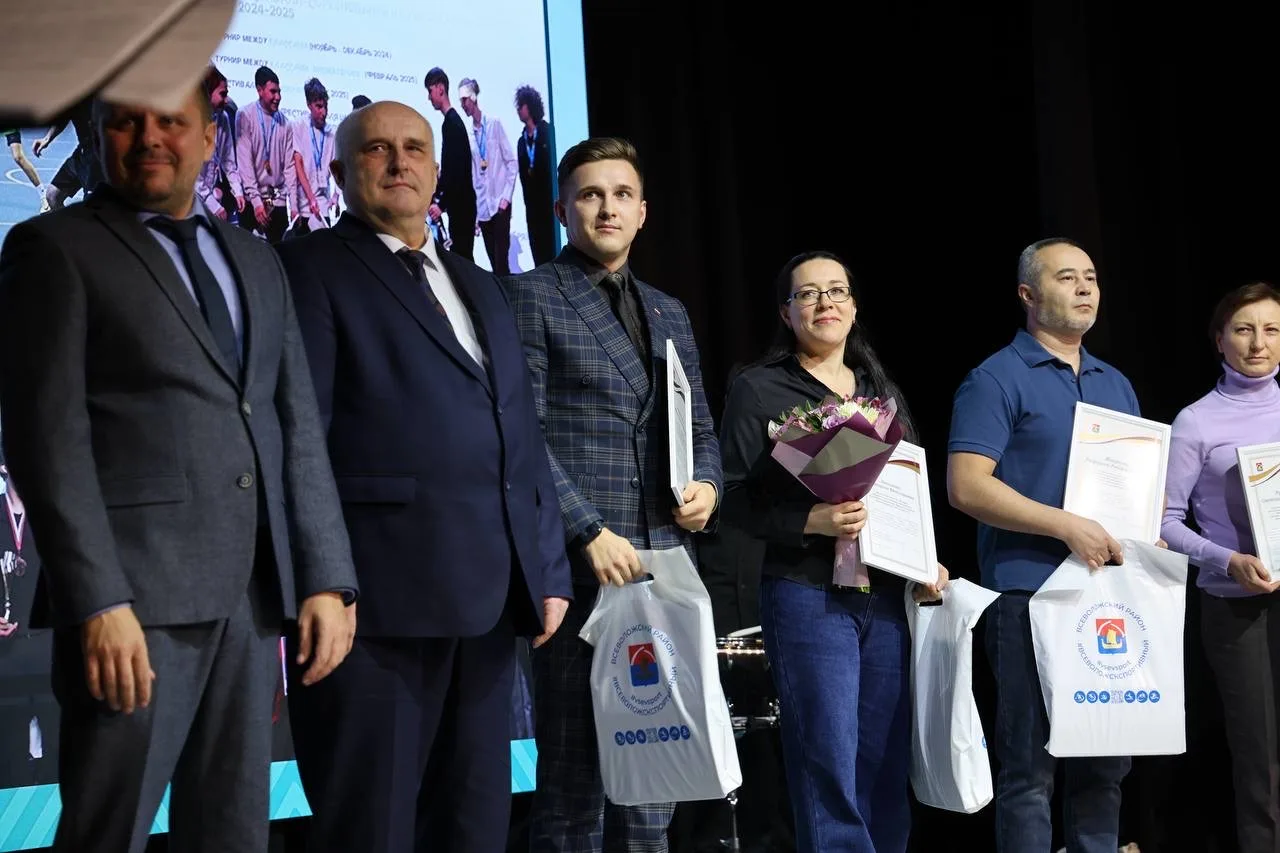 Коллеги, ученики, родители — у нас прекрасная новость! 🎉  Поздравляем нашего учителя математики и ин